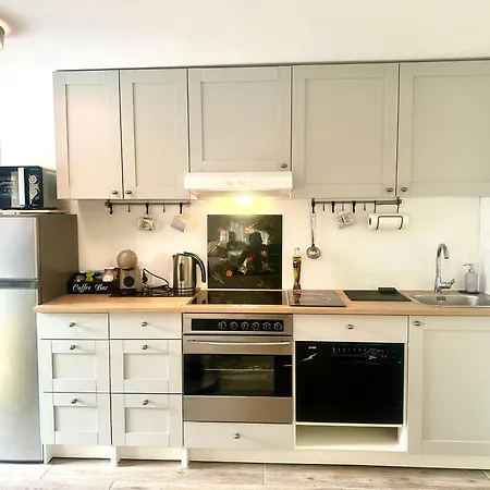 New Sunny 30 M2 In Area With Parking