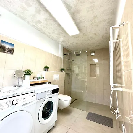 New Sunny 30 M2 In Area With Parking דירה